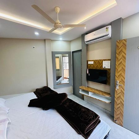 Hotel Om Shree Palace , Near Railway Station And Mahakal Lok Ujjain Exterior foto