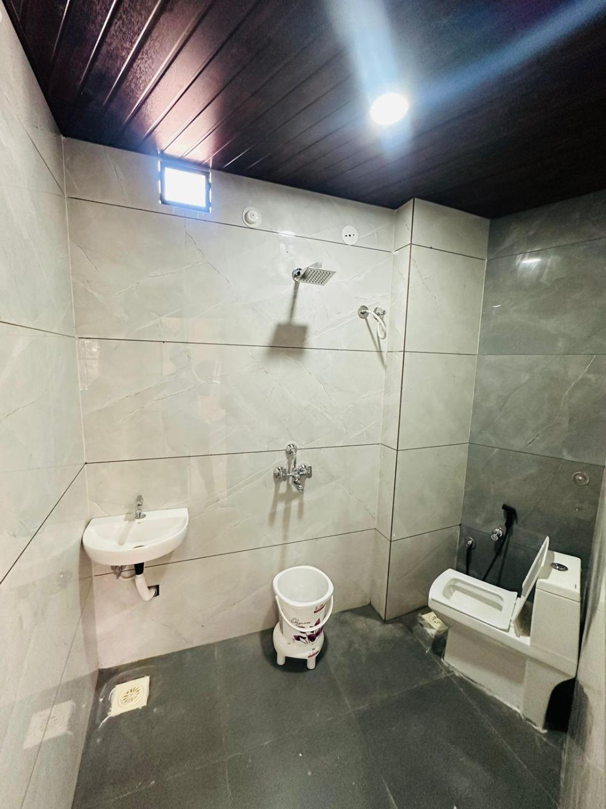 Hotel Om Shree Palace , Near Railway Station And Mahakal Lok Ujjain Exterior foto